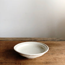 Load image into Gallery viewer, 山野邊孝 Y27 白泥楢灰五寸リム皿