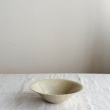 Load image into Gallery viewer, 安齋新/厚子 A005 青磁菊花小鉢