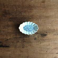 画像をギャラリービューアに読み込む, 吉田崇昭 09A 染付楕円菊形豆皿
