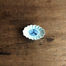 画像をギャラリービューアに読み込む, 吉田崇昭 09D 染付楕円菊形豆皿
