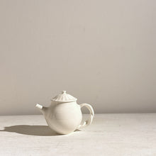 Load image into Gallery viewer, 加藤かずみ K033 茶壺（白)
