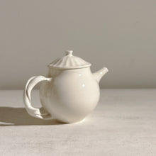 Load image into Gallery viewer, 加藤かずみ K033 茶壺（白)
