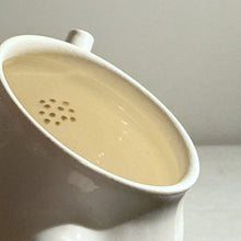 Load image into Gallery viewer, 加藤かずみ K033 茶壺（白)

