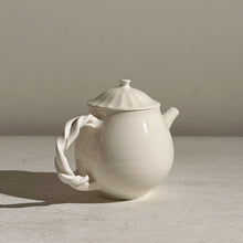 Load image into Gallery viewer, 加藤かずみ K033 茶壺（白)
