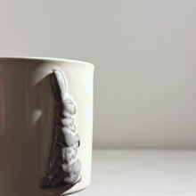 Charger l'image dans la galerie, 加藤かずみ K007 兎のマグカップ（茶兎）
