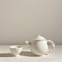 Load image into Gallery viewer, 加藤かずみ K041 鎬茶杯（高台あり）（白）
