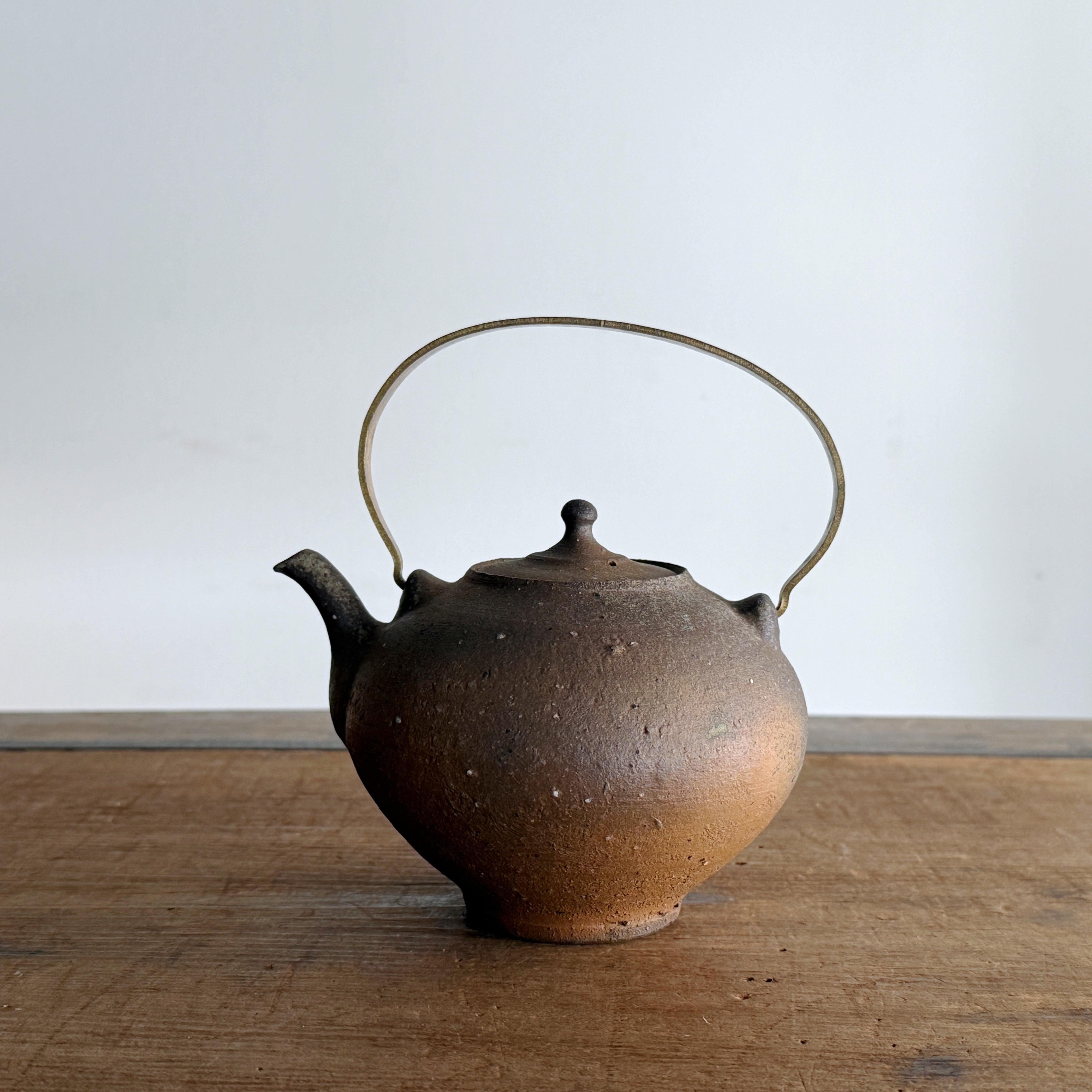 境知子 49B 南蛮焼締真鍮把手土瓶 – Style Hug Gallery ONLINESHOP